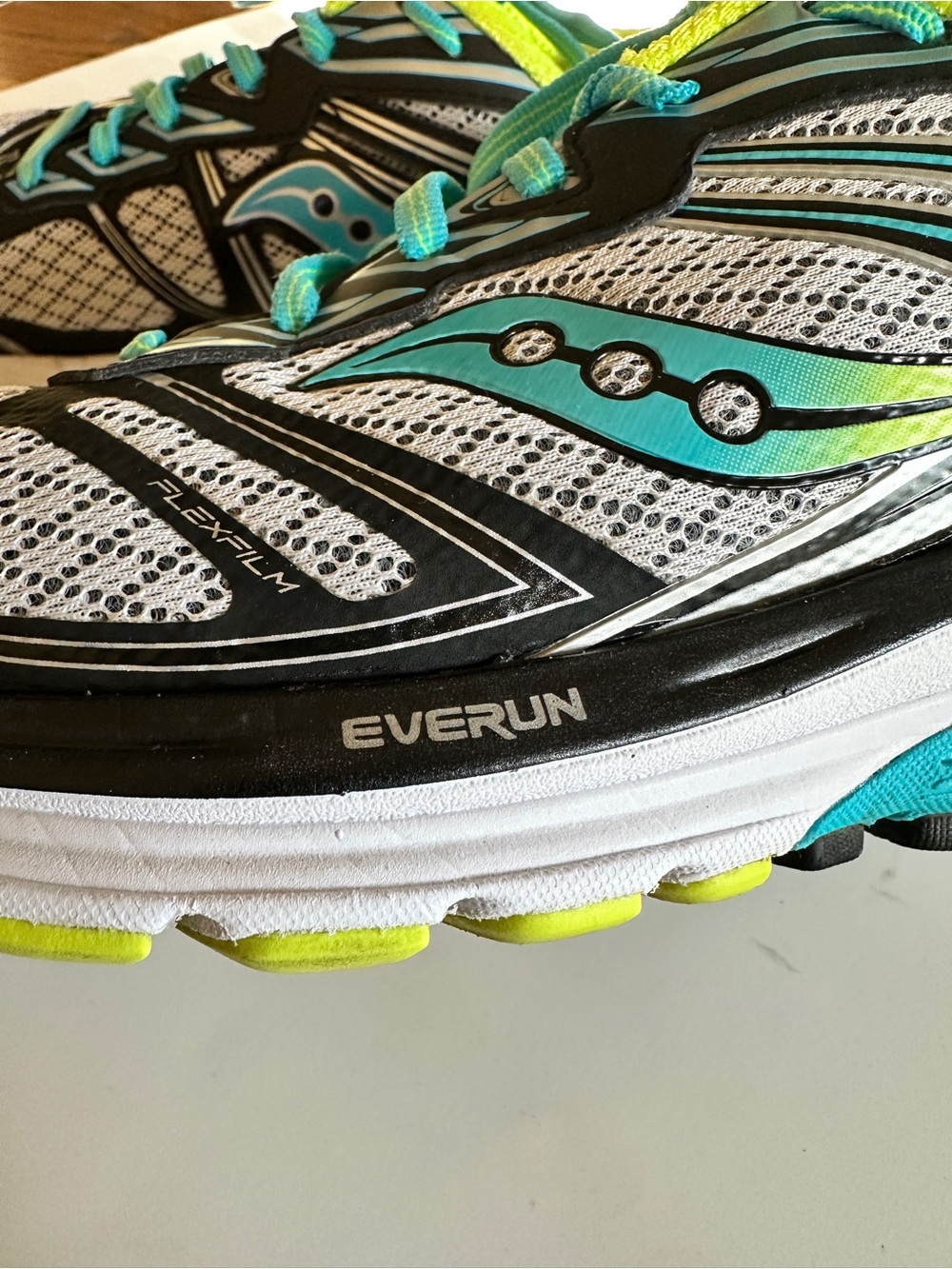 Saucony Guide 9 Everun Women's Running Shoes in White, Black, Teal and Lime 9.5 - Picture 3 of 13